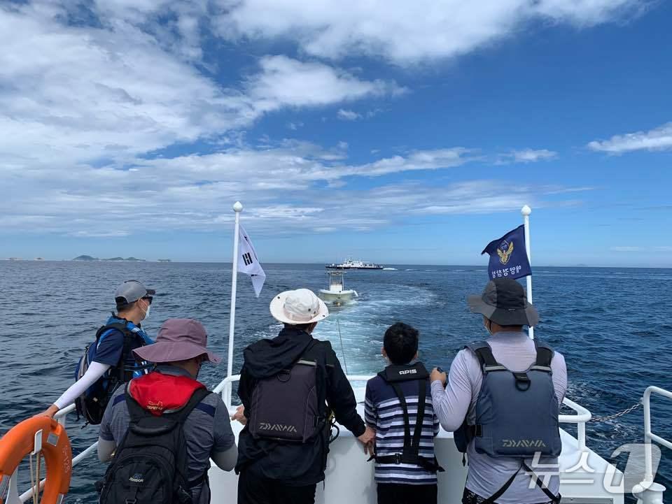 본문 이미지 - 군산해경이 레저보트 이용객 6명을 함정에 옮겨 태운 뒤 비응항에 안전하게 예인 중에 있다.&#40;군산해경 제공. 재판매 및 DB금지&#41;