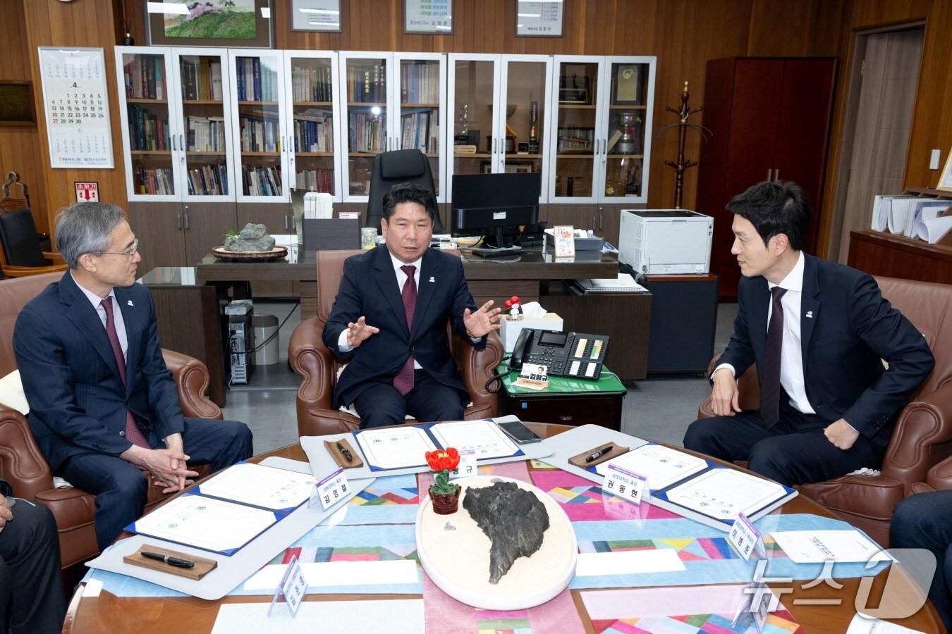 본문 이미지 -  김영철 제천 대원대 총장(왼쪽부터), 김창규 제천시장, 권동현 제천 세명대 총장.(제천시 제공, 재판매 및 DB금지)/뉴스1 