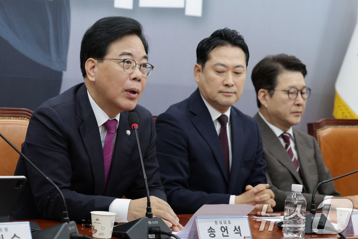 송언석 국민의힘 원내대표가 11일 오전 서울 여의도 국회에서 열린 최고위원회의에서 발언하고 있다. 오른쪽은 장동혁 대표. 2025.9.11/뉴스1 ⓒ News1 신웅수 기자