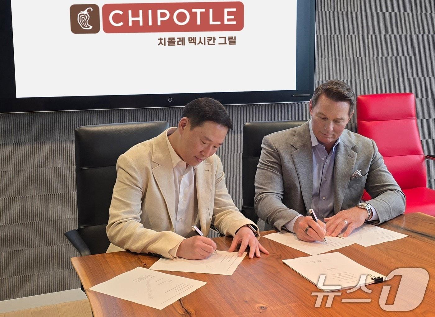 본문 이미지 - SPC그룹이 미국의 대표 멕시칸 푸드 브랜드 ‘치폴레&#40;Chipotle&#41;’를 아시아 최초로 국내에 도입한다고 11일 밝혔다. 스캇 보트라이트&#40;Scott Boatwright&#41; 치폴레 멕시칸 그릴 CEO&#40;오른쪽&#41;와 허희수 SPC그룹 부사장이 한국 및 싱가포르의 치폴레 사업 운영을 위한 합작법인 설립 계약서에 서명하고 있다. &#40;SPC그룹 제공. 재판매 및 DB 금지&#41; 2025.9.11/뉴스1