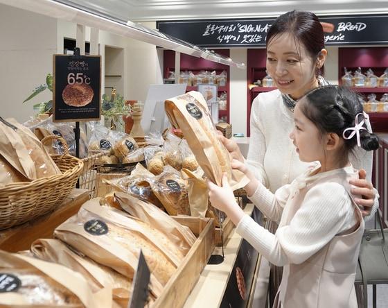 본문 이미지 - 신세계푸드가 이마트 내 베이커리에서 판매하는 건간빵을 둘러보는 모습. &#40;신세계푸드 제공. 재판매 및 DB 금지&#41; 2025.9.11/뉴스1