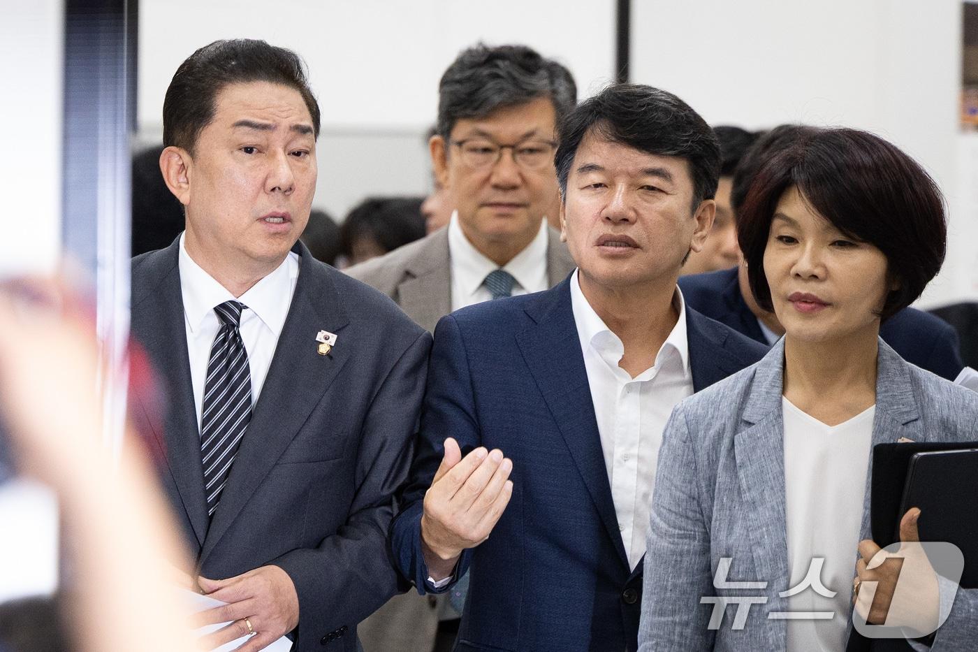 김병기 더불어민주당 원내대표&#40;왼쪽부터&#41;와 문진석 원내운영수석부대표, 한정애 정책위의장 등 원내지도부가 11일 서울 여의도 국회에서 열린 정책조정회의에 참석하고 있다. 2025.9.11/뉴스1 ⓒ News1 유승관 기자