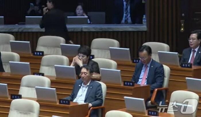 본문 이미지 - 지난 8일 정청래 더불어민주당 대표가 국회 교섭단체 대표연설 때  "노상원 수첩이 성공했으면 나도, 이재명 대통령도 이 세상 사람이 아니었을 것"이라고 말하는 순간 국민의힘 의원석에서 "제발 그리됐으면 좋았을 텐데"라는 말이 나왔다. 민주당은  중계방송 화면에서 송언석 원내대표(맨 뒤 오른쪽)가 관련 발언을 하는 모습이 포착됐다며 '의원직 사퇴'를 요구했다. (국회TV 갈무리) ⓒ 뉴스1