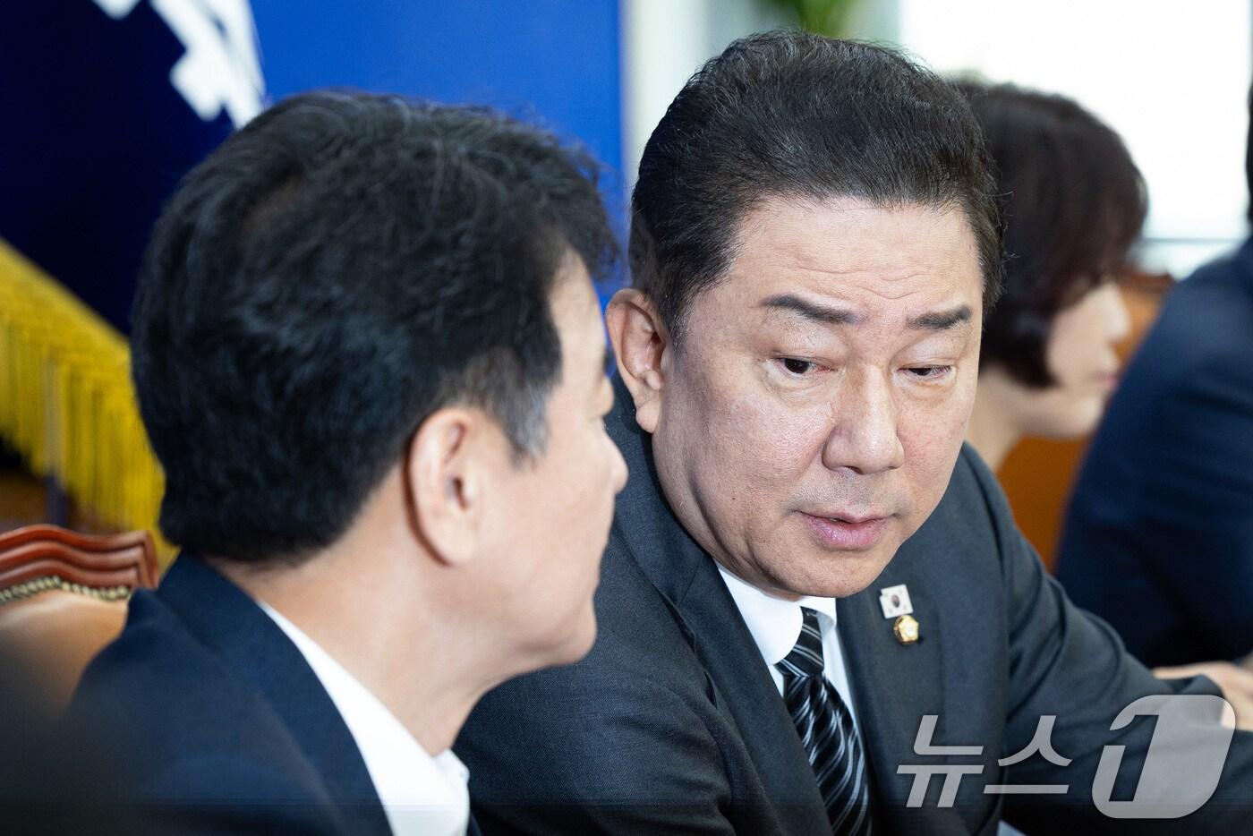 김병기 더불어민주당 원내대표와 문진석 원내운영수석부대표가 지난 11일 서울 여의도 국회에서 열린 정책조정회의에서 대화하고 있다. 2025.9.11/뉴스1 ⓒ News1 유승관 기자