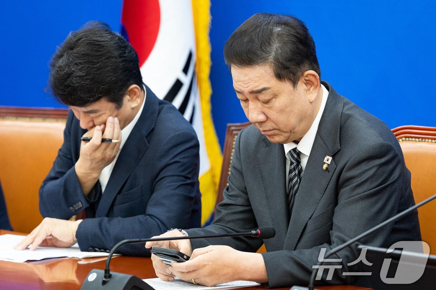 김병기 더불어민주당 원내대표가 11일 서울 여의도 국회에서 열린 정책조정회의에서 휴대전화를 바라보고 있다. 2025.9.11/뉴스1 ⓒ News1 유승관 기자