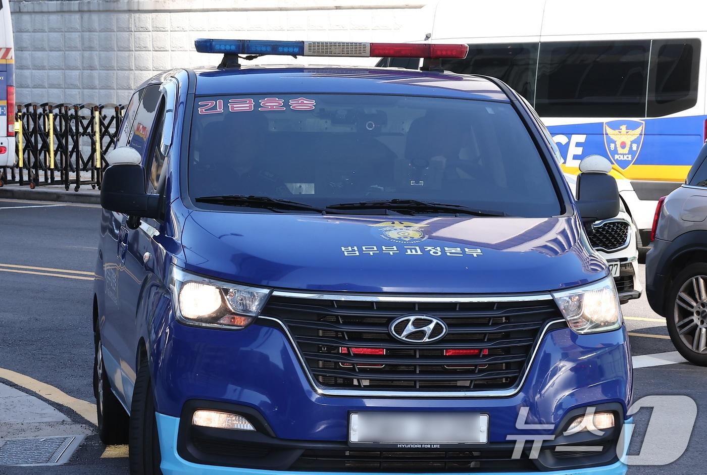 삼부토건 주가조작 의혹 사건의 &#39;키맨&#39;으로 지목된 후 도주한 이기훈 부회장을 태운 호송차가 11일 오전 소환조사를 위해 서울 종로구 광화문에 마련된 김건희 특검팀 사무실로 들어가고 있다. 2025.9.11/뉴스1 ⓒ News1 김성진 기자