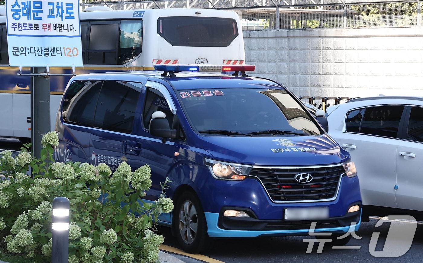 삼부토건 주가조작 의혹 사건의 &#39;키맨&#39;으로 지목된 후 도주한 이기훈 부회장을 태운 호송차가 11일 오전 소환조사를 위해 서울 종로구 광화문에 마련된 김건희 특검팀 사무실로 들어가고 있다. 2025.9.11/뉴스1 ⓒ News1 김성진 기자