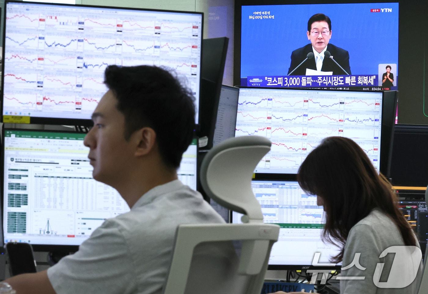 11일 오전 서울 중구 하나은행 딜링룸 모니터에 이재명 대통령 정부 출범 100일 기자회견 뉴스가 생중계되고 있다. 이날 오전 코스피는 이틀 연속 최고점을 찍으며 상승세를 기록했다. 2025.9.11/뉴스1 ⓒ News1 구윤성 기자