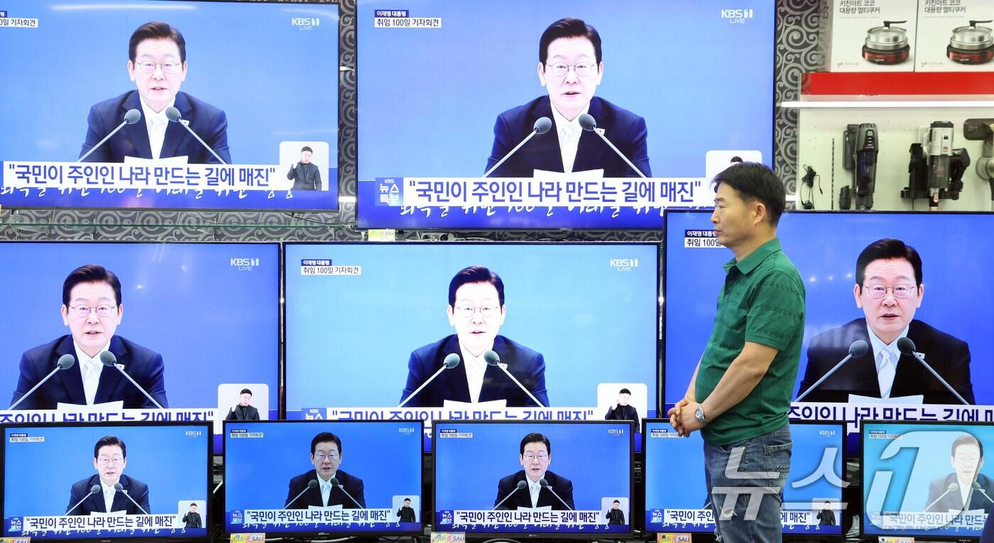 11 일 서울 용산 전자상가에서 한 상인이 이재명 대통령 취임 100일 기자회견을 보고 있다. 2025.9.11/뉴스1 ⓒ News1 김명섭 기자