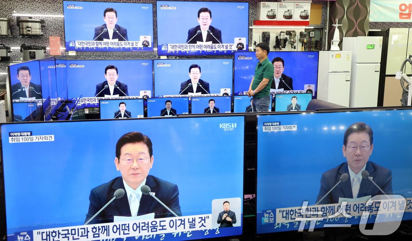 11 일 서울 용산 전자상가에서 한 상인이 이재명 대통령 취임 100일 기자회견을 보고 있다. 2025.9.11/뉴스1 ⓒ News1 김명섭 기자