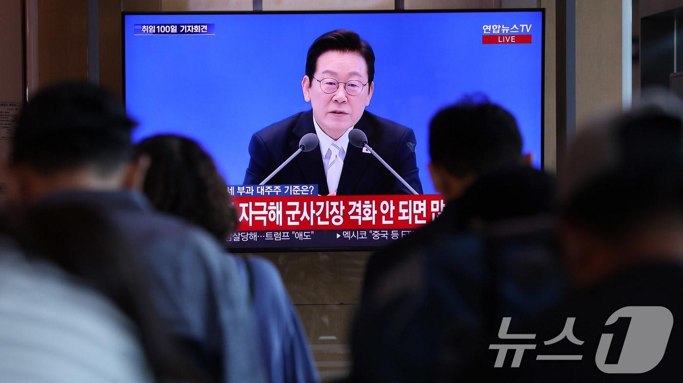 시민들이 11일 서울역 대합실에서 이재명 대통령의 취임 100일 기자회견 생중계를 지켜보고 있다. 2025.9.11/뉴스1 ⓒ News1 박지혜 기자