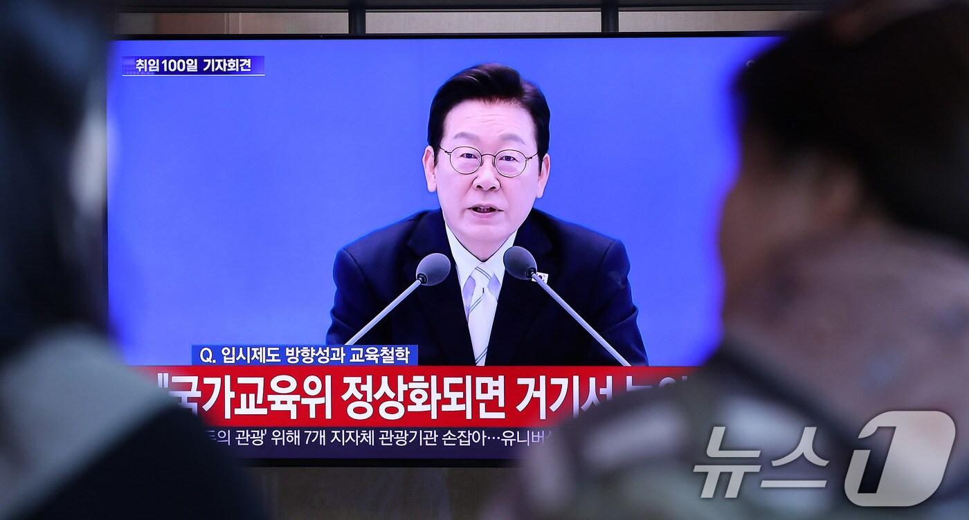 시민들이 11일 서울역 대합실에서 이재명 대통령의 취임 100일 기자회견 생중계를 시청하고 있다. 2025.9.11/뉴스1 ⓒ News1 박지혜 기자