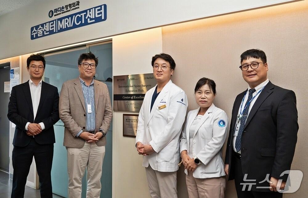 본문 이미지 - 정효철 시지바이오 사업부장&#40;가운데 왼쪽&#41;, 이호진 마디손병원 대표원장&#40;가운데 오른쪽&#41; 등 관계자들이 현판식 후 기념촬영을 하고 있다 /제공 = 시지바이오