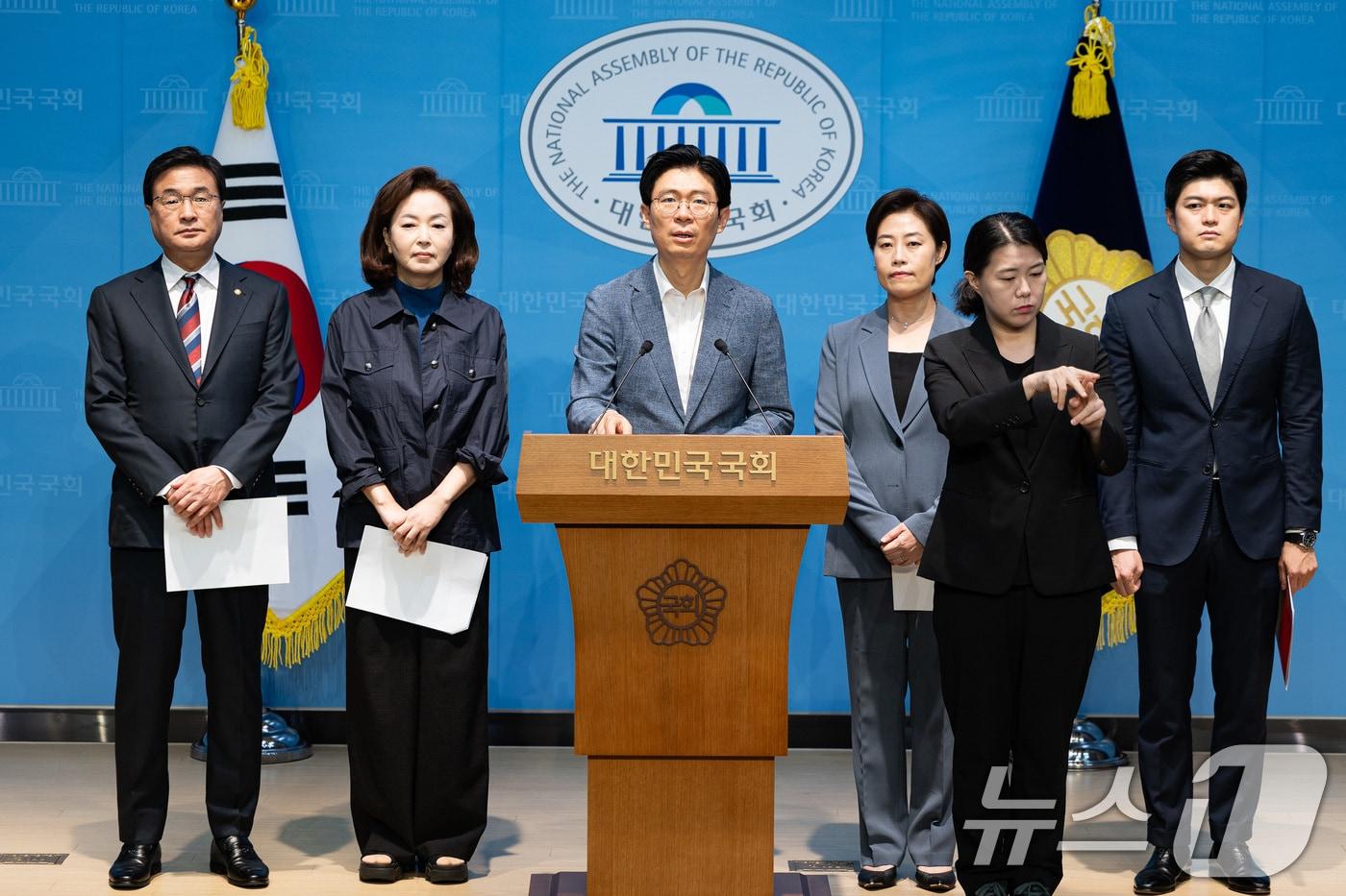 조정훈 국회 교육위원회 국민의힘 간사를 비롯한 의원들이 11일 서울 여의도 국회 소통관에서 기자회견을 열고 최교진 교육부 장관 후보자 인사청문 보고서를 여당 단독으로 채택하려는 더불어민주당을 규탄하고 있다. 왼쪽부터 국민의힘 김대식, 김민전, 조정훈, 서지영, 김용태 의원. 2025.9.11/뉴스1 ⓒ News1 유승관 기자