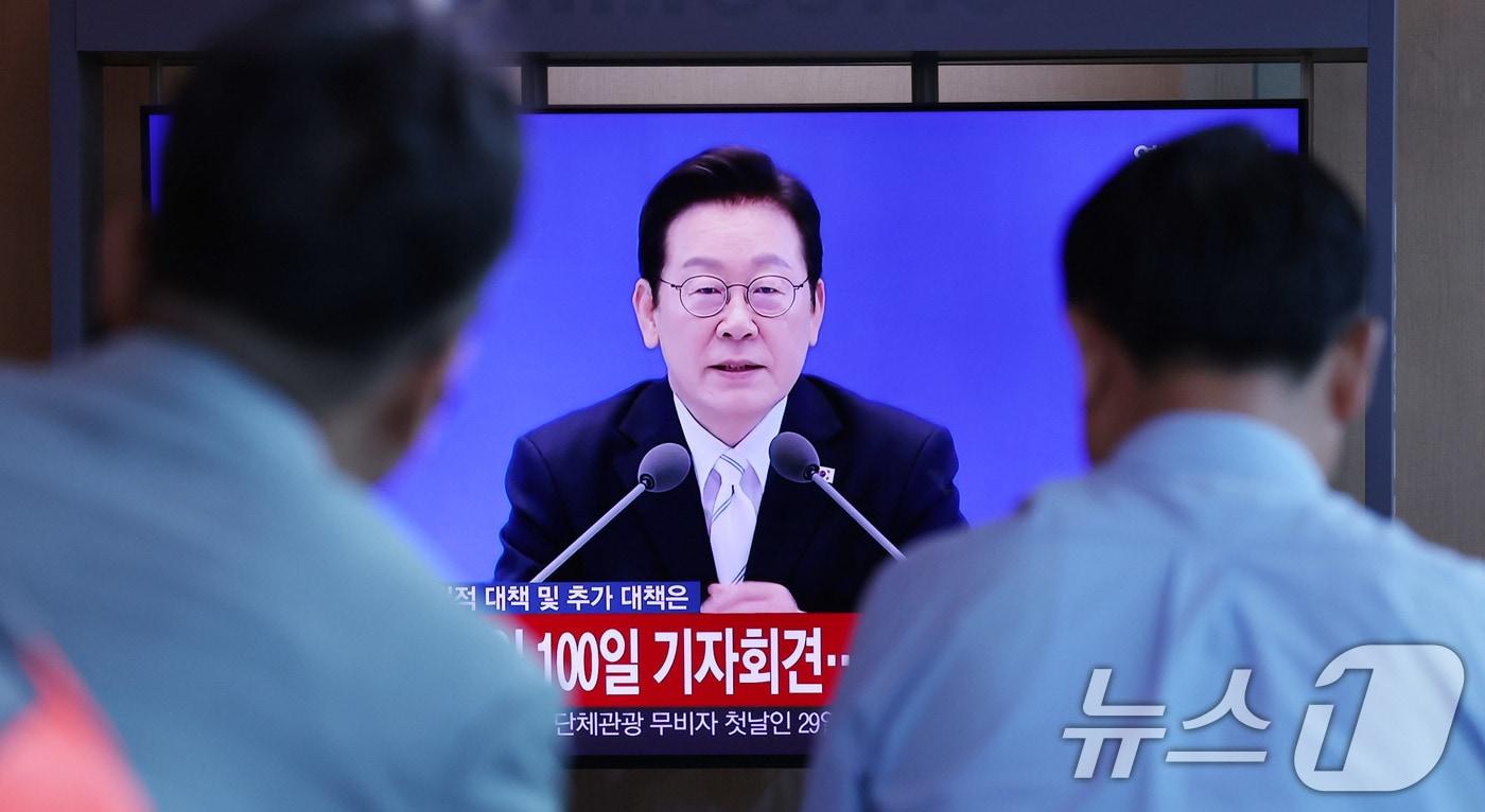 시민들이 11일 서울역 대합실에서 이재명 대통령의 취임 100일 기자회견 생중계를 시청하고 있다. 2025.9.11/뉴스1 ⓒ News1 박지혜 기자