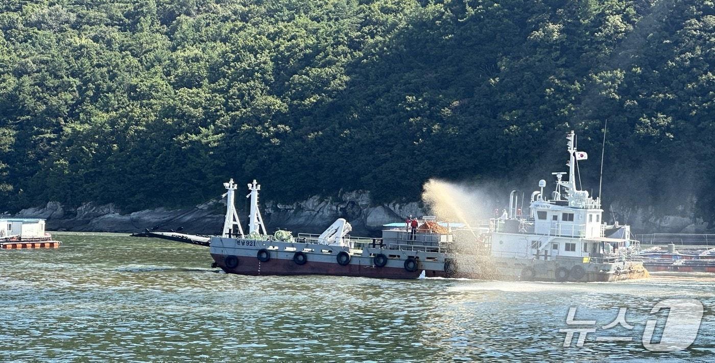 적조 피해 예방 위한 황토 살포.(전남도 제공. 재판매 및 DB금지) 2025.9.11/뉴스1