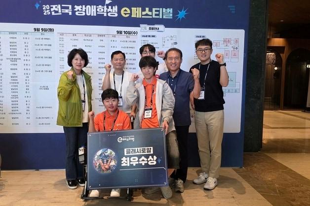 본문 이미지 - 2025 전국 장애학생 e페스티벌에 출전한 충북 선수들과 관계자.(충북교육청 제공. 재판매 및 DB금지)/뉴스1