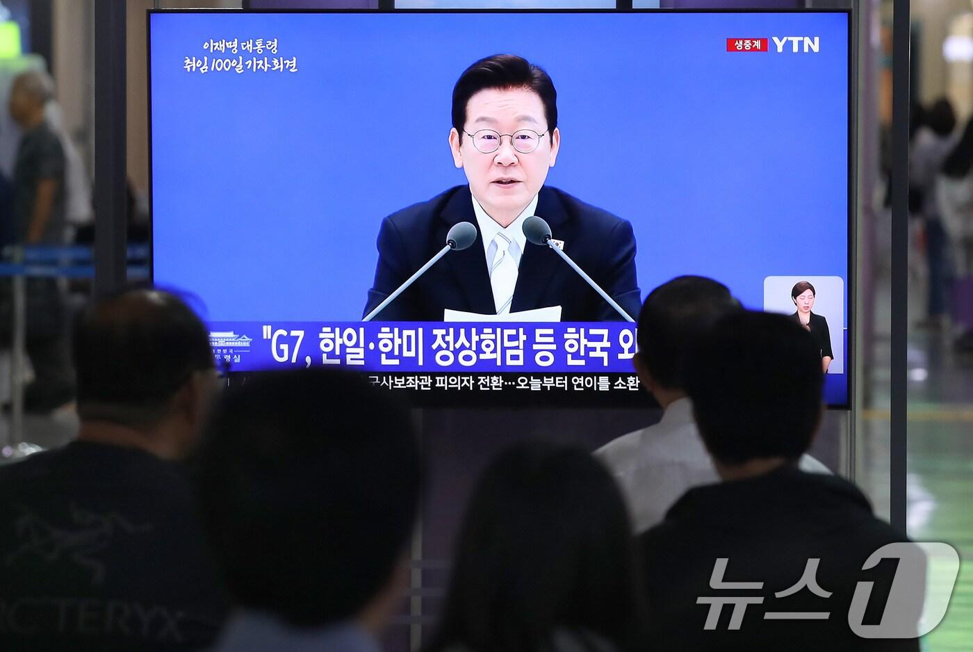 11일 오전 대구 동구 동대구역에서 시민들이 이재명 대통령 취임 100일 기자회견 생중계를 지켜보고 있다. 2025.9.11/뉴스1 ⓒ News1 공정식 기자