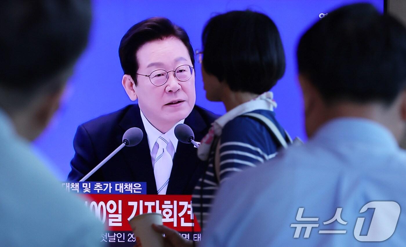 시민들이 11일 서울역 대합실에서 이재명 대통령의 취임 100일 기자회견 생중계를 시청하고 있다. 2025.9.11/뉴스1 ⓒ News1 박지혜 기자