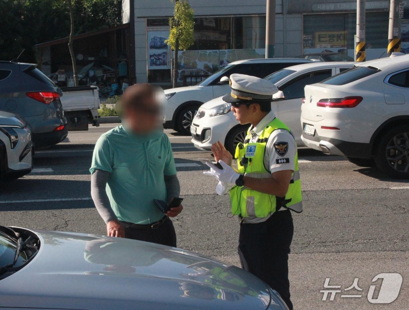 본문 이미지 - 11일 오전 8시께 전북 전주시 완산구 효자동 효천사거리에서 교통 경찰이 &#39;5대 반칙운전&#39; 단속을 실시하고 있다. 2025.9.11/뉴스1 신준수 기자