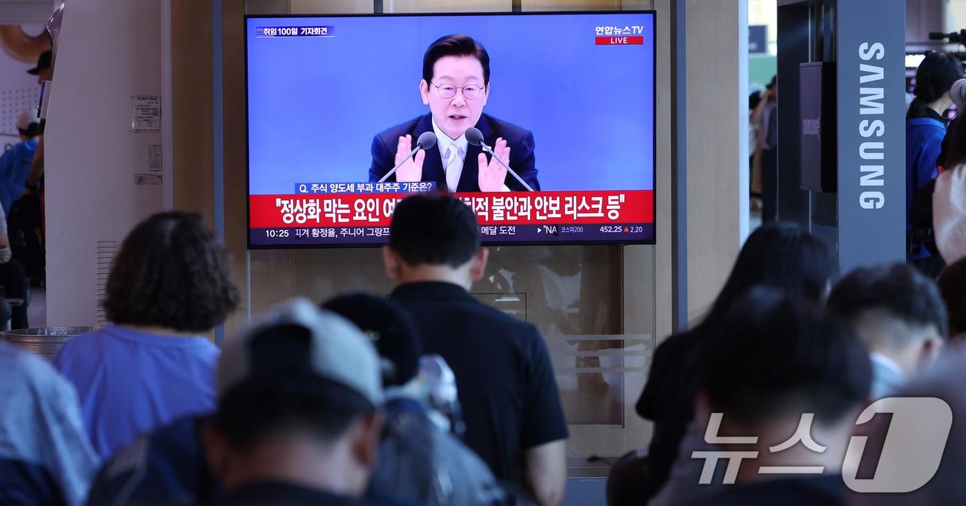 시민들이 11일 서울역 대합실에서 이재명 대통령의 취임 100일 기자회견 생중계를 시청하고 있다. 2025.9.11/뉴스1 ⓒ News1 박지혜 기자