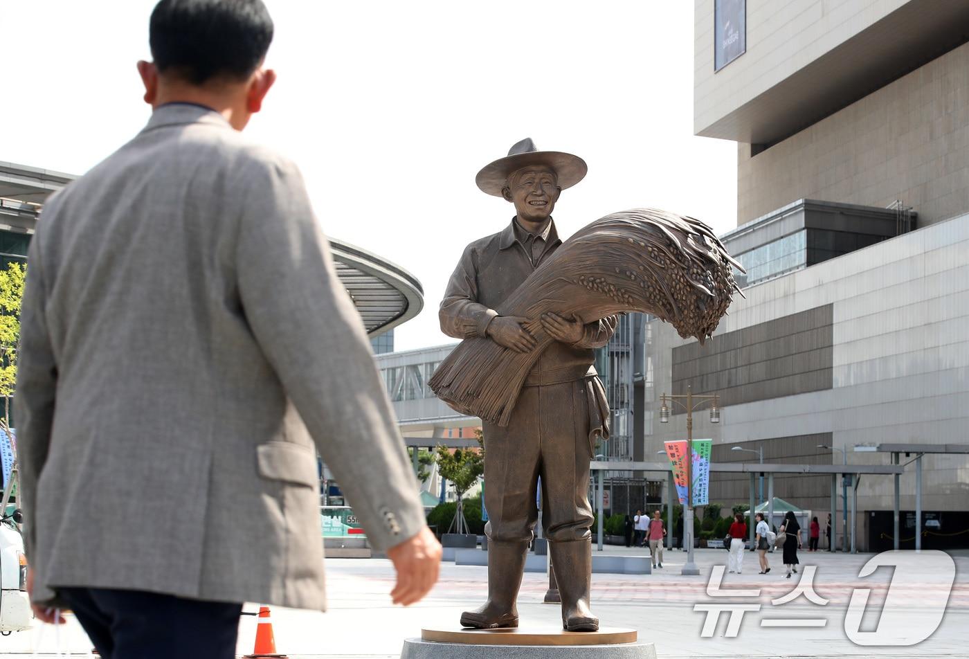 동대구역 광장에 설치된 박정희 전 대통령 동상. 2025.9.11/뉴스1 ⓒ News1 공정식 기자