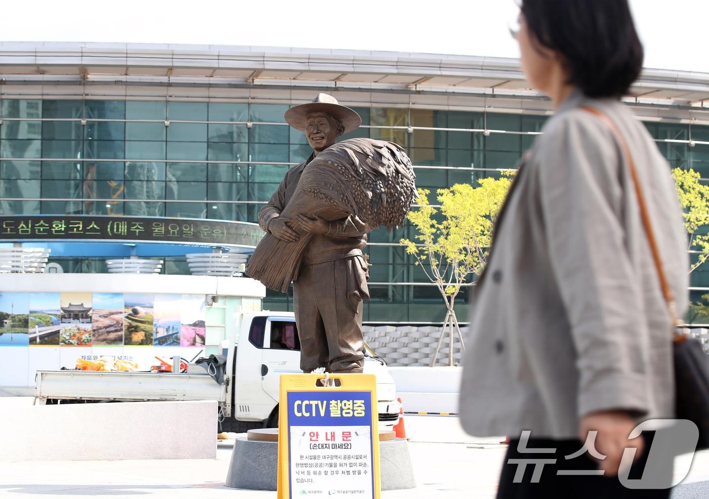 동대구역 광장에 설치된 박정희 전 대통령 동상. 2025.9.11/뉴스1 ⓒ News1 공정식 기자