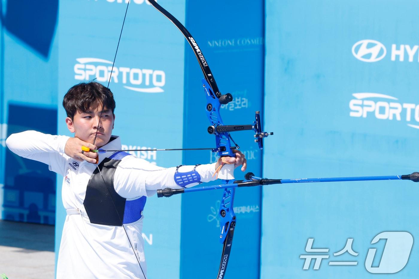 김제덕&#40;예천군청&#41;이 11일 광주 5.18민주광장 특설경기장에서 열린 2025 광주 세계양궁선수권대회 리커브 남자 개인전 16강에서 활을 쏘고 있다. 2025.9.11/뉴스1 ⓒ News1 김태성 기자