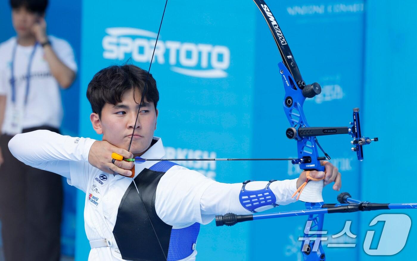 김제덕&#40;예천군청&#41;이 11일 광주 5.18민주광장 특설경기장에서 열린 2025 광주 세계양궁선수권대회 리커브 남자 개인전 16강에서 활을 쏘고 있다. 2025.9.11/뉴스1 ⓒ News1 김태성 기자