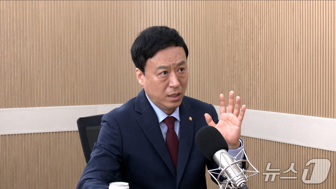 정성국 국민의힘 의원이 11일 뉴스1TV &#39;팩트앤뷰&#39;에 출연해 질문에 답하고 있다.