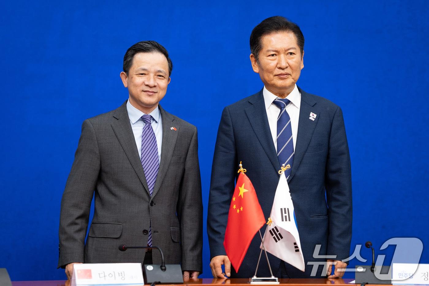 정청래 더불어민주당 대표가 11일 서울 여의도 국회에서 다이빙 주한중국대사를 접견, 기념 촬영을 하고 있다. 2025.9.11/뉴스1 ⓒ News1 유승관 기자