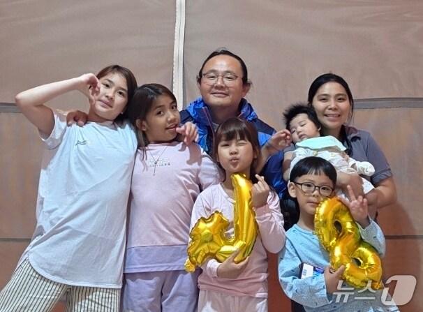 본문 이미지 - 지난 7월 인천에서 발생한 맨홀 사고 당시 직원을 구하려다 쓰러져 뇌사 상태가 된 이용호(48)씨가 장기기증으로 3명을 살린 뒤 세상을 떠났다. 사진은 이 씨의 가족들(한국장기조직기증원 제공)