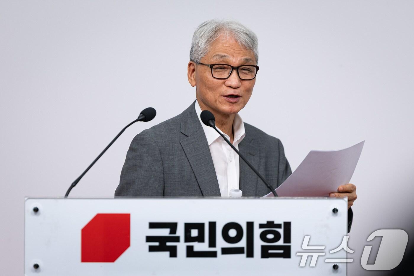 여상원 국민의힘 중앙윤리위원회 위원장이 11일 서울 여의도 당사에서 윤리위원회 회의 후 기자회견을 하고 있다. 윤리위는 이날 회의에서 지난 대통령 선거 과정에서 대선후보 교체 시도와 관련, 권영세 의원과 이양수 의원에 대한 당무감사위원회의 &#39;당원권 정지 3년&#39; 중징계 요구에 대해 징계하지 않기로 결정했다. 2025.9.11/뉴스1 ⓒ News1 유승관 기자