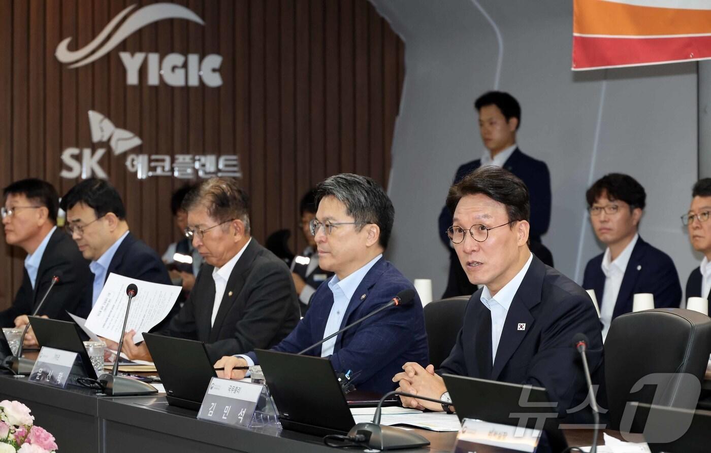 김민석 국무총리가 11일 오전 경기 용인시 처인구 반도체 클러스터에서 열린 현장 간담회에서 모두발언을 하고 있다. 2025.9.11/뉴스1 ⓒ News1 청사사진기자단