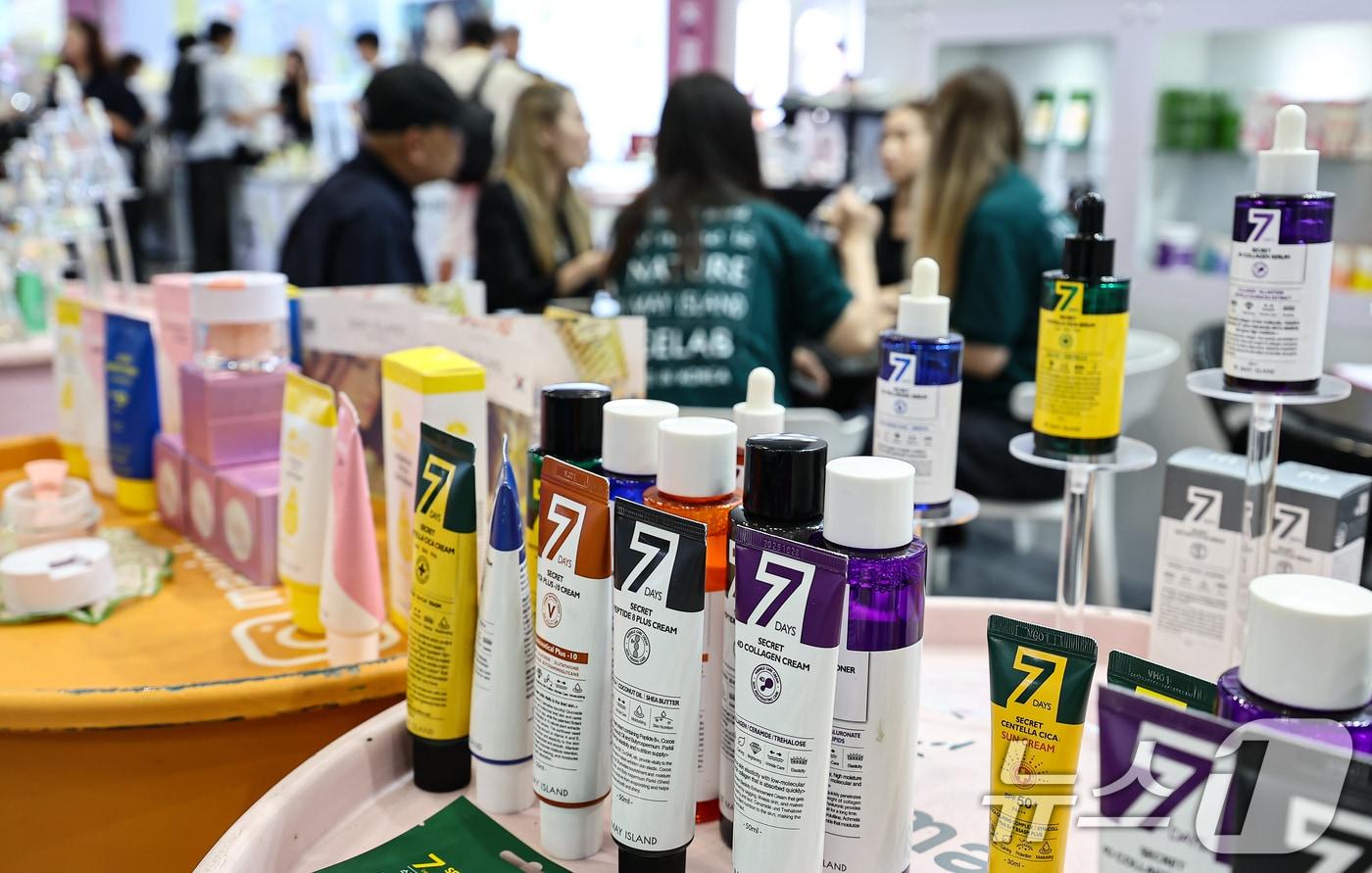 경기 고양 킨텍스에서 열린 &#39;2025 K-뷰티엑스포 코리아&#39;에서 바이어들이 상담을 하고 있다. 2025.9.11/뉴스1 ⓒ News1 김도우 기자