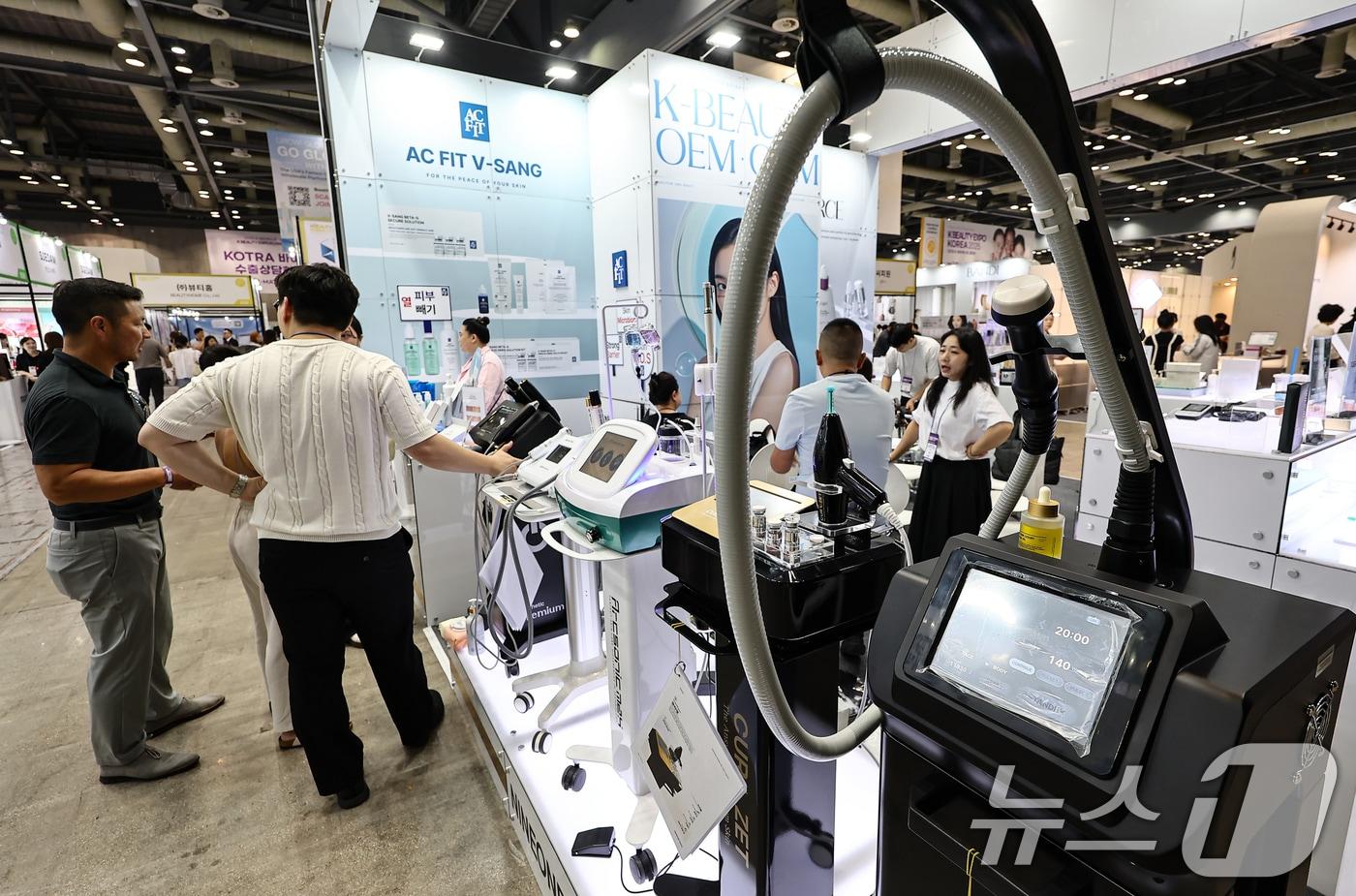 지난 11일 경기 고양 킨텍스에서 열린 &#39;2025 K-뷰티엑스포 코리아&#39;에서 관람객들이 부스를 둘러보고 있다./뉴스1 ⓒ News1 김도우 기자