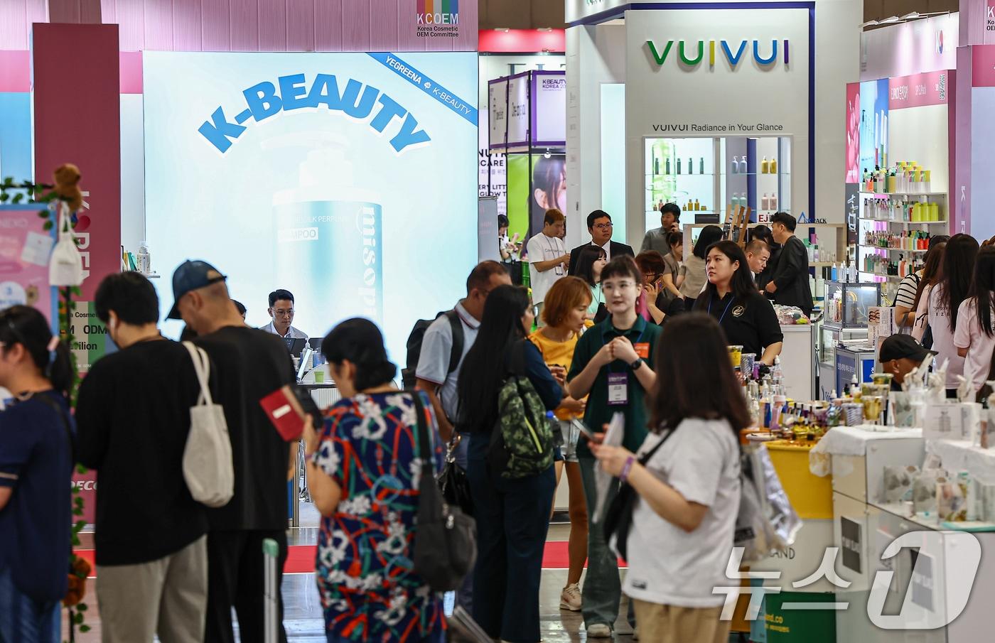 11일 경기 고양 킨텍스에서 열린 '2025 K-뷰티엑스포 코리아'에서 관람객들이 부스를 둘러보고 있다. 국내 최대 뷰티 산업 전시회 '2025 K-뷰티엑스포 코리아'는 오는 13일 까지 진행된다. 2025.9.11/뉴스1 ⓒ News1 김도우 기자