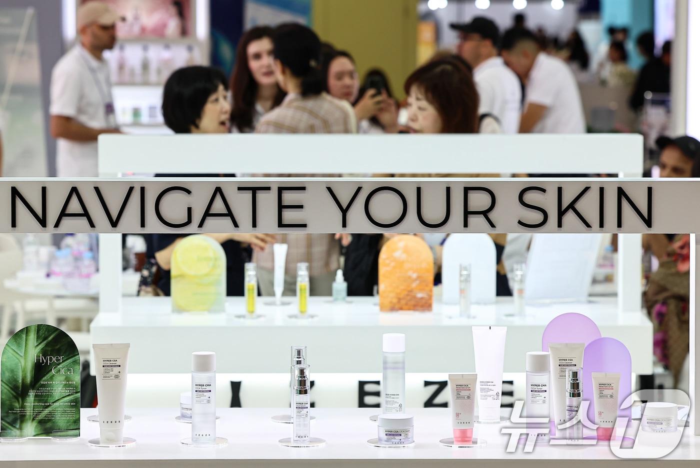 경기 고양 킨텍스에서 열린 &#39;2025 K-뷰티엑스포 코리아&#39;에서 관람객들이 부스를 둘러보고 있다.2025.9.11/뉴스1 ⓒ News1 김도우 기자