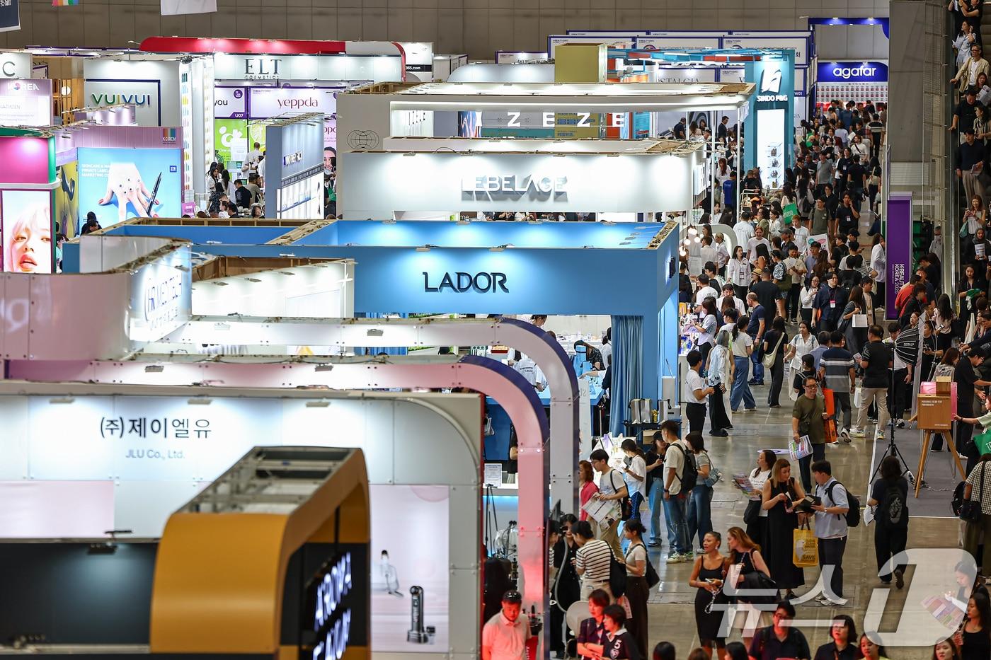 11일 경기 고양 킨텍스에서 열린 &#39;2025 K-뷰티엑스포 코리아&#39;에서 관람객들이 부스를 둘러보고 있다.  2025.9.11/뉴스1 ⓒ News1 김도우 기자