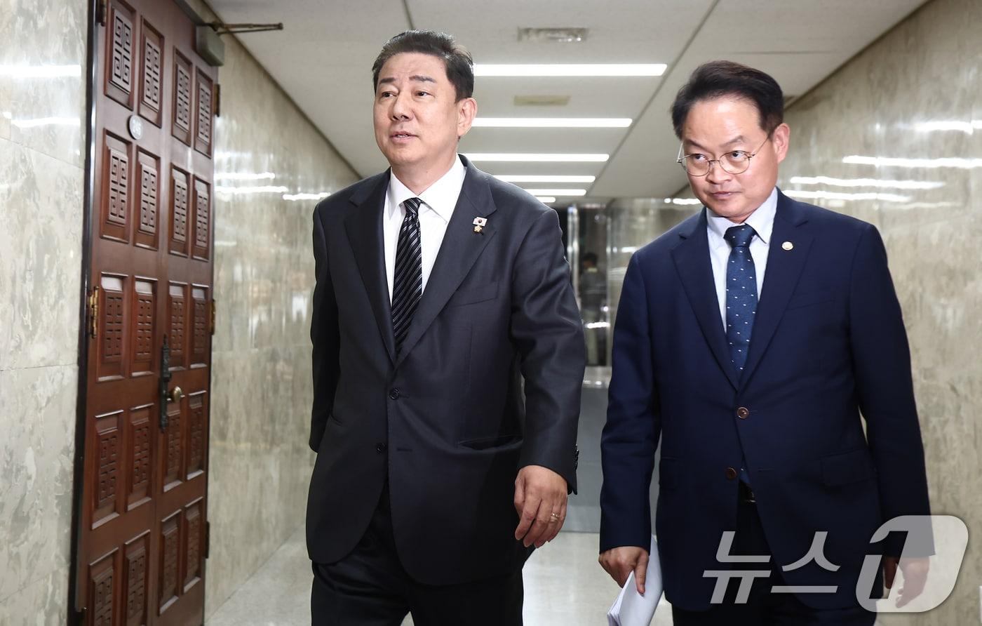 더불어민주당 김병기 원내대표와 허영 원내정책수석부대표가 11일 서울 여의도 국회에서 열린 비공개 의원총회에 참석하고 있다. 2025.9.11/뉴스1 ⓒ News1 김민지 기자