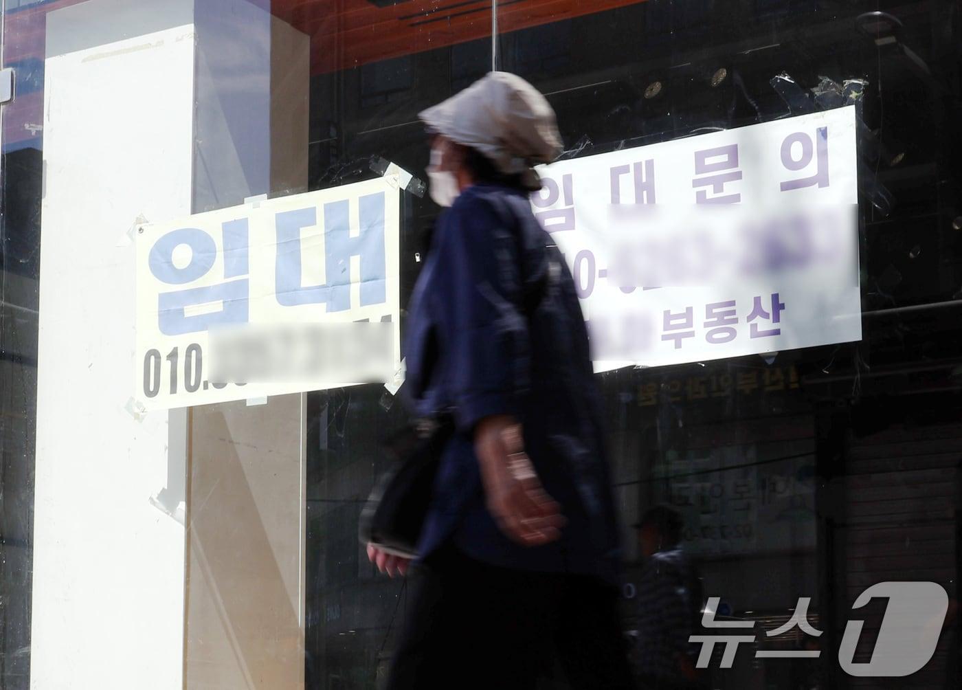 본문 이미지 - 서울 도심의 한 상가 건물에 임대 현수막이 내걸려 있다. 2025.9.11/뉴스1 ⓒ News1 구윤성 기자