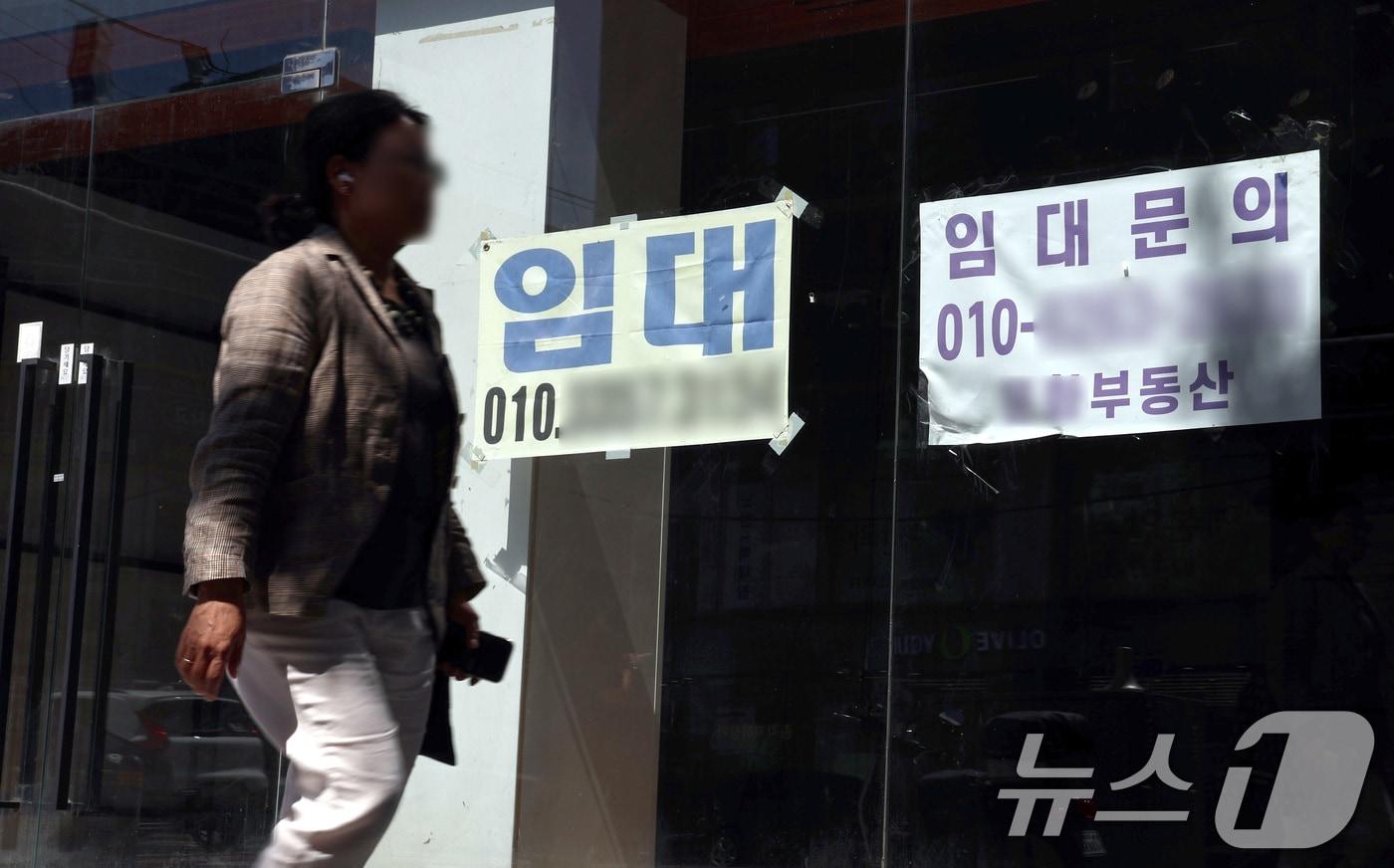 지난해 폐업한 자영업자가 100만 명을 넘어서며 역대 최대치를 기록한 가운데, 11일 서울 도심 상가 건물에 임대 현수막이 내걸려 있다. 2025.9.11/뉴스1 ⓒ News1 구윤성 기자