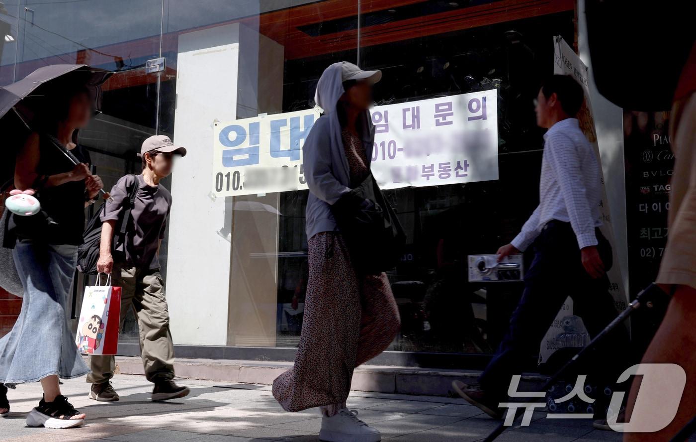지난해 폐업한 자영업자가 100만 명을 넘어서며 역대 최대치를 기록한 가운데, 11일 서울 도심 상가 건물에 임대 현수막이 내걸려 있다.. 2025.9.11/뉴스1 ⓒ News1 구윤성 기자