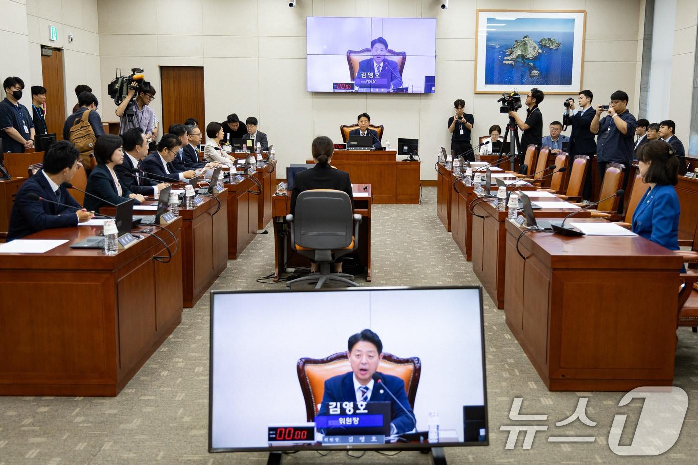 11일 서울 여의도 국회에서 열린 제429회 국회&#40;정기회&#41; 교육위원회 제2차 전체회의에 국민의힘 위원석이 비어 있다. 이날 교육위원회는 국민의힘 위원들이 불참한 가운데 여당 주도로 최교진 부총리 겸 교육부 장관 후보자 인사청문경과보고서를 채택했다. 2025.9.11/뉴스1 ⓒ News1 유승관 기자