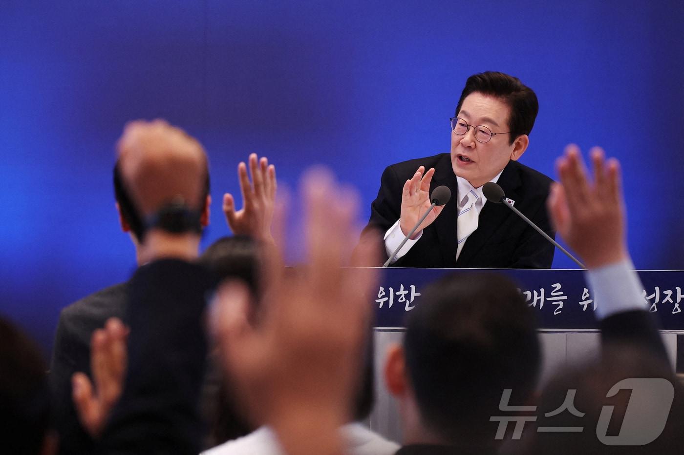 이재명 대통령이 11일 청와대 영빈관에서 &#39;회복을 위한 100일, 미래를 위한 성장&#39;을 주제로 열린 취임 100일 기자회견에서 기자들의 질문에 답변하고 있다. ⓒ 로이터=뉴스1