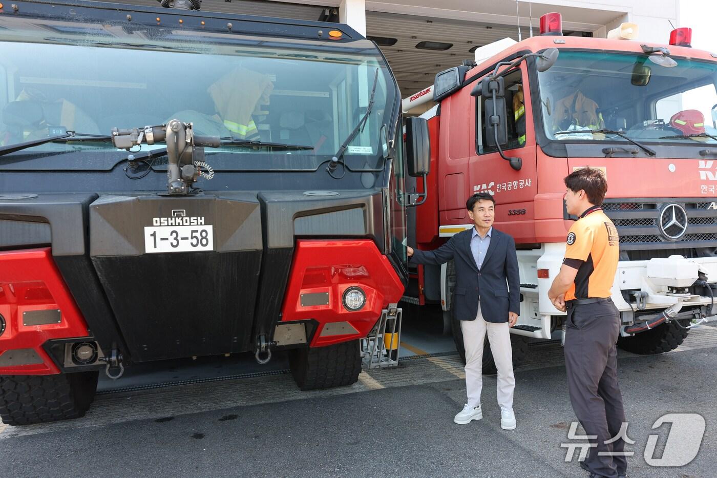김진태 강원도지사가 11일 양양국제공항을 찾아 취항 준비 상황을 점검하고 있다.&#40;강원도 제공, 재판매 및 DB 금지&#41; 2025.9.11/뉴스1