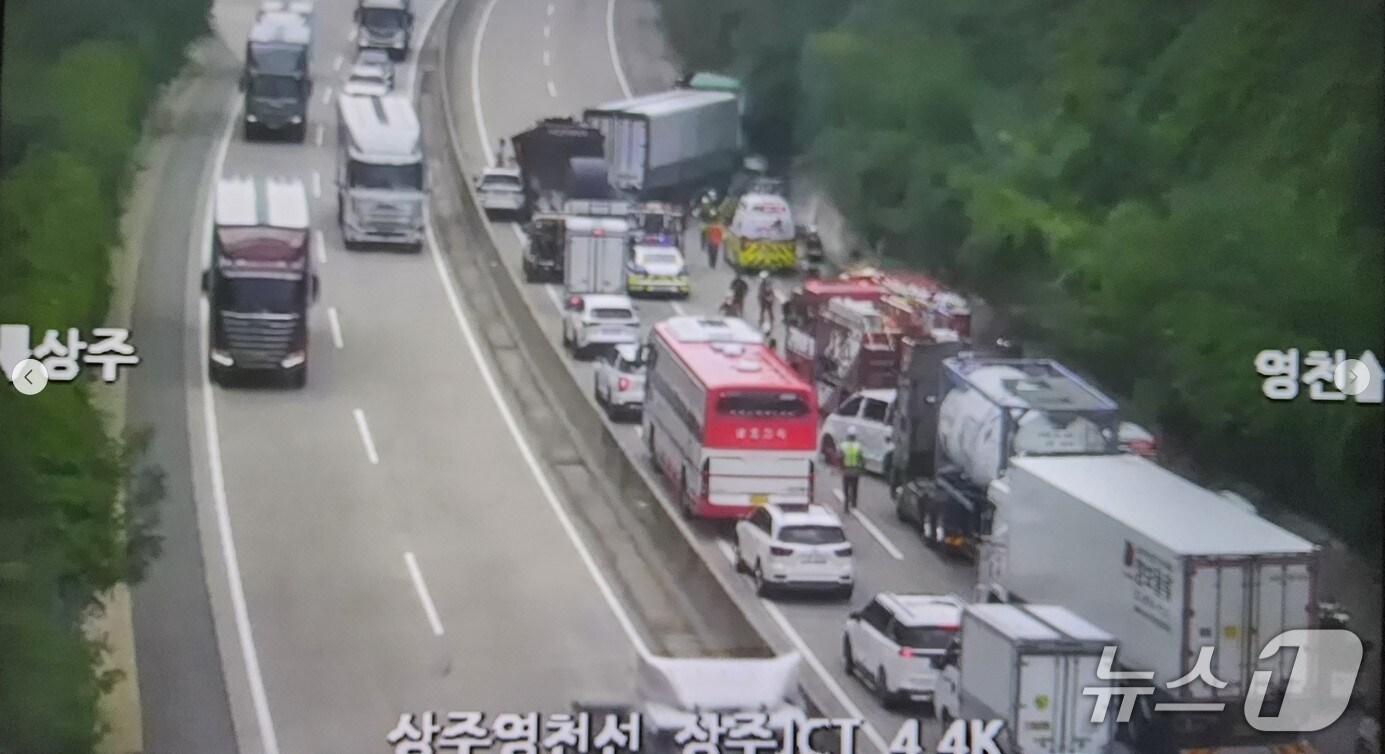 본문 이미지 - 11일 낮 12시16분쯤 경북 상주시 상주영천고속도로 영천방향 4.4㎞ 지점에서 5중 추돌 사고가 발생해 관계 당국이 수습 중이다.&#40;경북소방본부 제공.재판매 및 DB금지&#41;