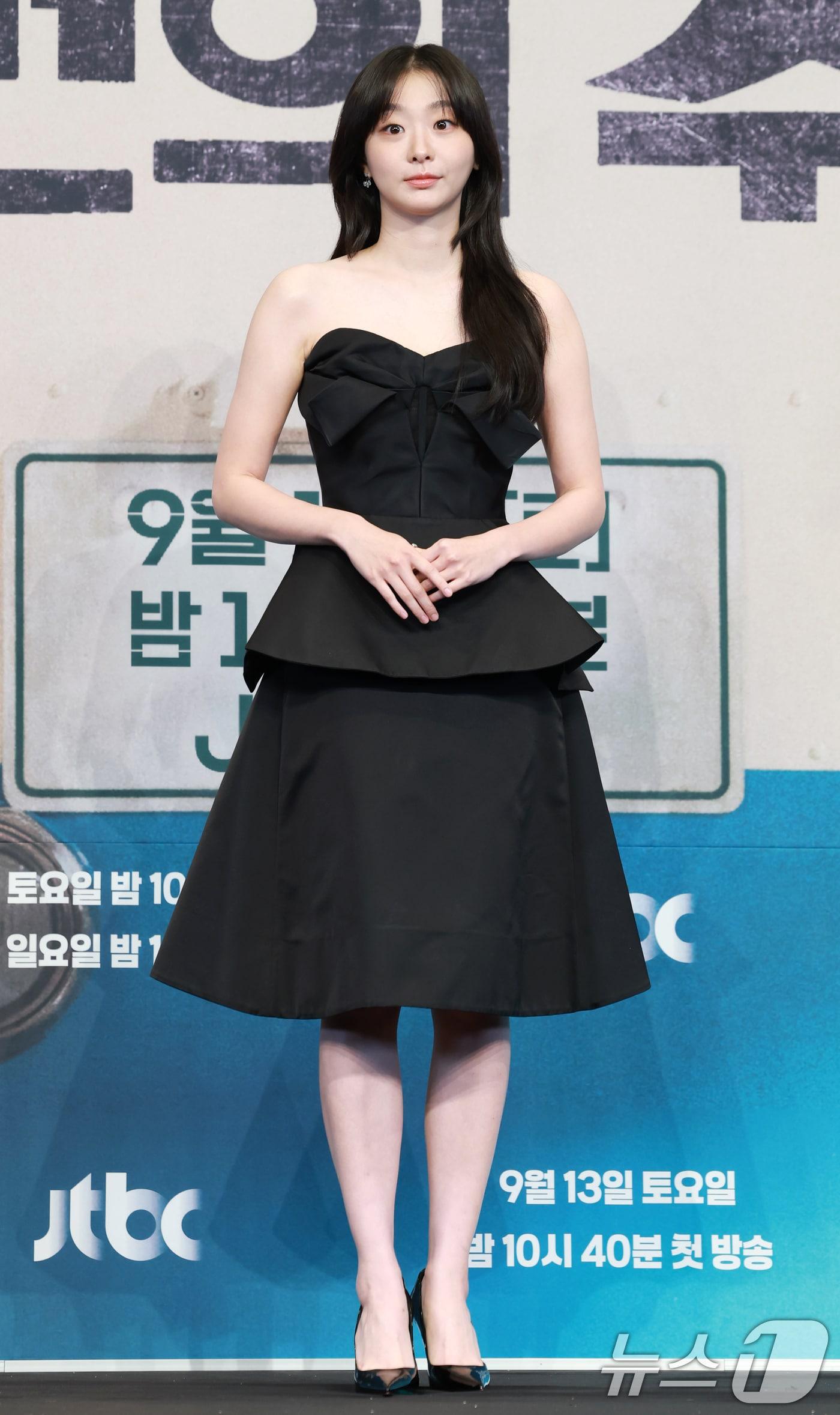 본문 이미지 - 배우 김다미가 11일 오후 서울 구록 더링크서울 트리뷰트 포트폴리오 호텔에서 열린 JTBC 새 토일극 '백번의 추억' 제작발표회에서 포즈를 취하고 있다. ‘백번의 추억'은 1980년대, 100번 버스 안내양 영례(김다미 분)와 종희(신예은 분)의 빛나는 우정, 그리고 두 친구의 운명적 남자 재필(허남준 분)을 둘러싼 애틋한 첫사랑을 그린 뉴트로 청춘 멜로드라마다. 2025.9.11/뉴스1 ⓒ News1 권현진 기자