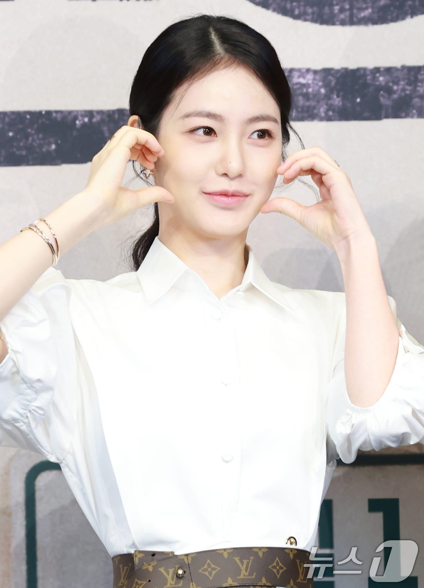 본문 이미지 - 배우 신예은이 11일 오후 서울 구록 더링크서울 트리뷰트 포트폴리오 호텔에서 열린 JTBC 새 토일극 '백번의 추억' 제작발표회에서 포즈를 취하고 있다. ‘백번의 추억'은 1980년대, 100번 버스 안내양 영례(김다미 분)와 종희(신예은 분)의 빛나는 우정, 그리고 두 친구의 운명적 남자 재필(허남준 분)을 둘러싼 애틋한 첫사랑을 그린 뉴트로 청춘 멜로드라마다. 2025.9.11/뉴스1 ⓒ News1 권현진 기자