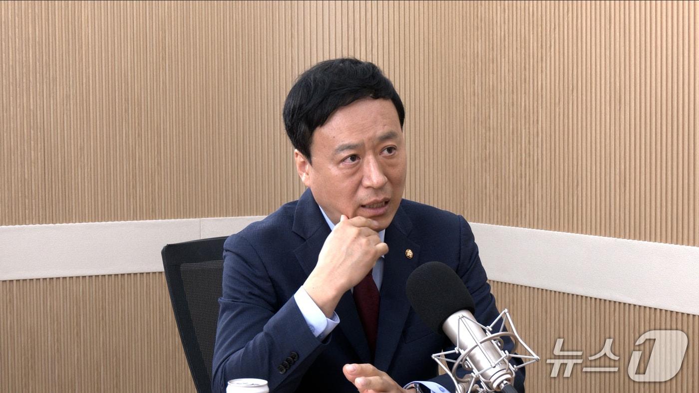 정성국 국민의힘 의원이 11일 뉴스1TV &#39;팩트앤뷰&#39;에 출연해 질문에 답하고 있다.